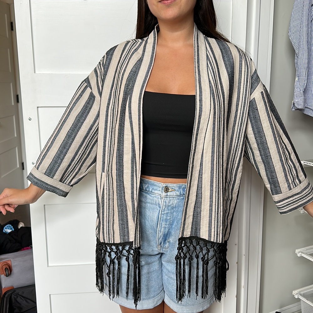 LIKE NEW ZARA KIMONO